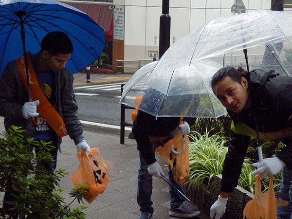 積極的にハロウィンのごみ拾いを行う日本経済大学の留学生たち。
