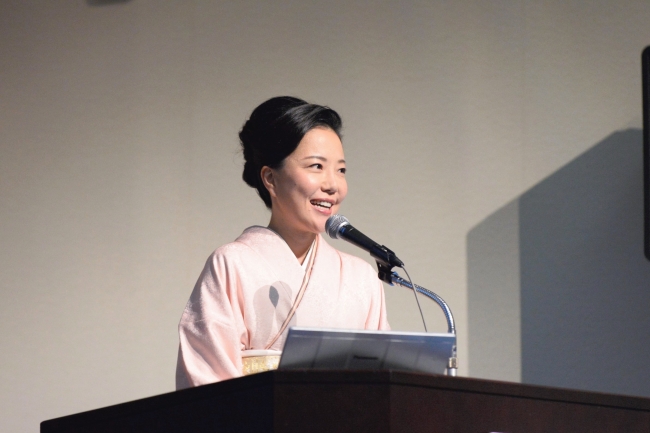 主催者挨拶で登壇した日本経済大学 都築 明寿香学長 