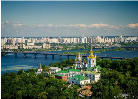  キエフの中心を流れるドニプロ川。中央は、世界遺産にも登 録されているキエフ・ペチェールシク大修道院