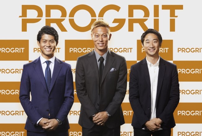 左から、株式会社GRIT 代表取締役社長 岡田 祥吾、本田 圭佑氏、株式会社GRIT 副社長 山碕 峻太郎