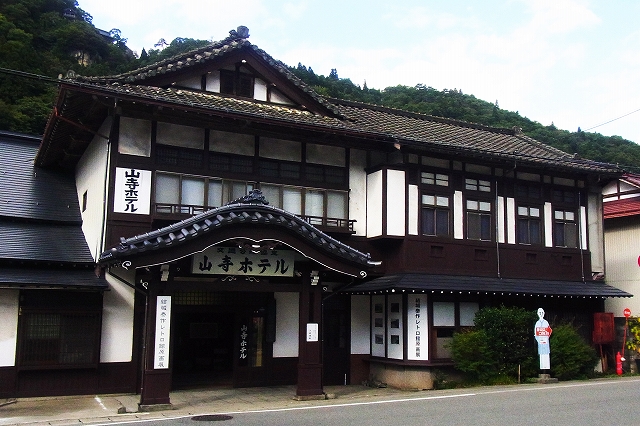 旧山寺ホテルの外観