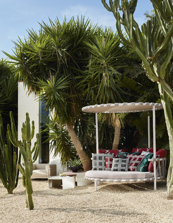 Trampoline daybed by Patricia Urquiola - Cassina outdoor collection, Ph.(C)DePasquale Maffini ※画像はイメージ