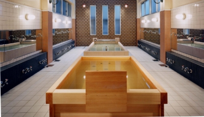 日の出湯の浴槽は古代檜と呼ばれる神木ともいうべき貴重なヒノキで造られています。