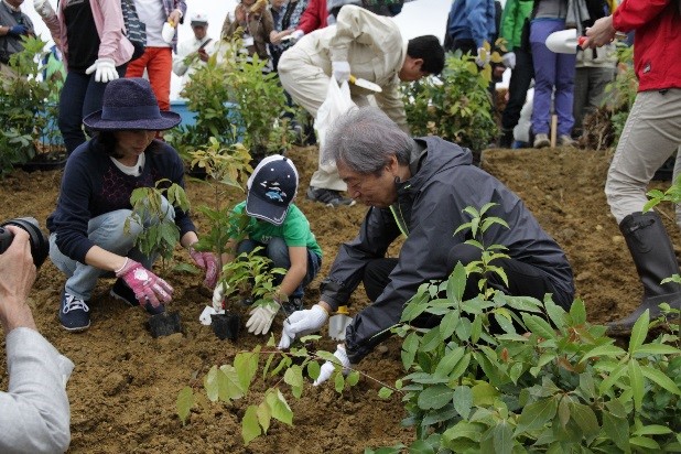 子どもと植樹をする細川理事長