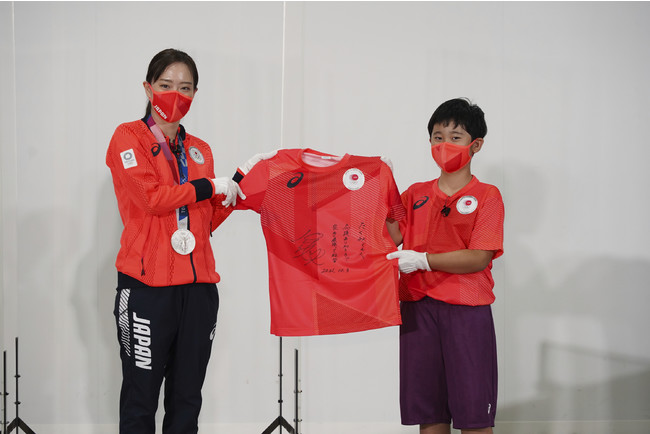 エスコートキッズへ石川選手サイン入り「TEAM RED® Tシャツ」をプレゼント