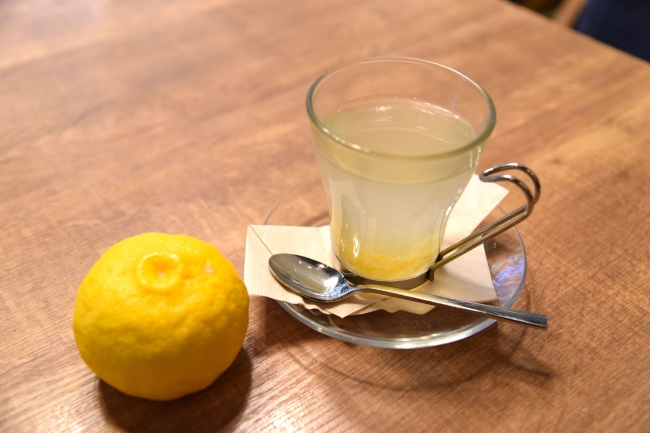 北川村産ゆず茶を使った「ホットゆず」（税別650円）