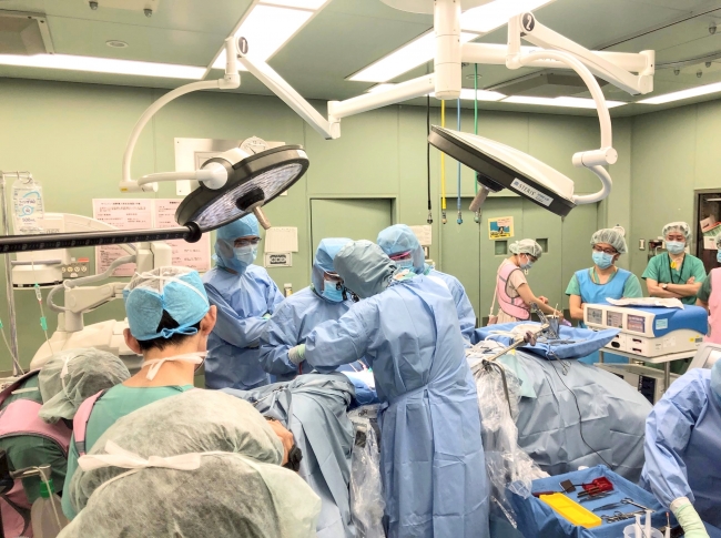 ▲実際に行われた整形外科手術で複数のスタッフ視点を３６０度VR化