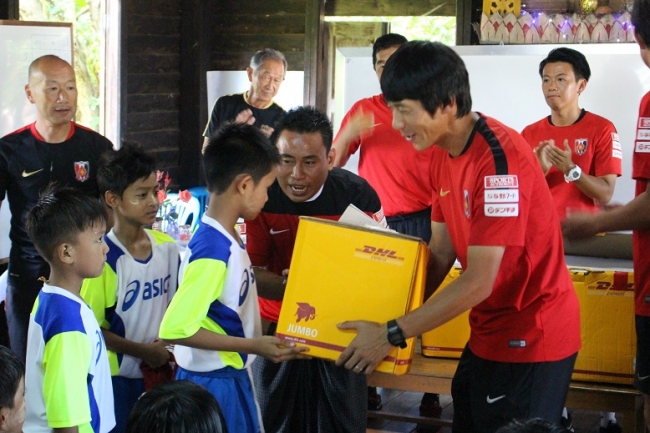 Dhlジャパン 浦和レッズのサッカー教室を通じた国際交流でミャンマーの子供たちへの支援物資輸送をサポート Dhlジャパン株式会社のプレスリリース
