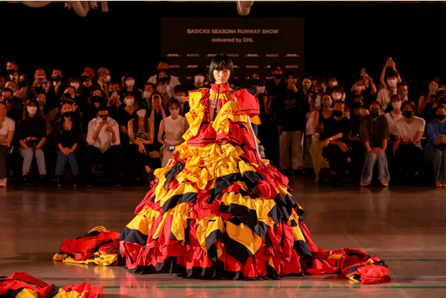 廃棄予定だったDHLユニフォームを使った クリノリンドレスがショーの最後に登場　 (C)Japan Fashion Week Organization