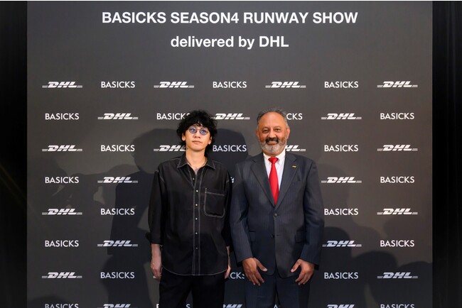 DHLジャパン株式会社 代表取締役社長のトニー カーン（右）とデザイナー、森川マサノリ氏（左）(C)Japan Fashion Week Organization