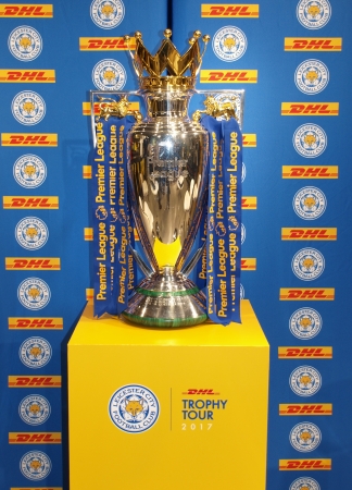 レスター・シティFCが2015-2016シーズンに獲得したプレミアリーグ優勝トロフィー