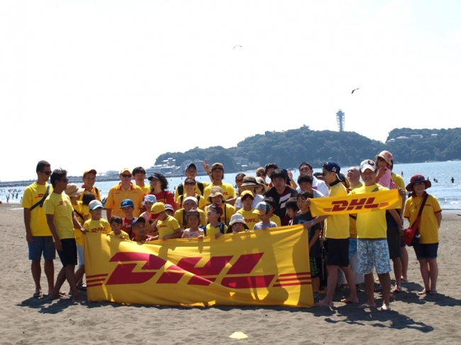 神奈川県内の海岸におけるビーチクリーンに従事するDHL従業員