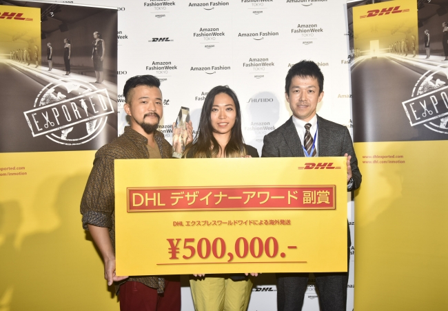 DHLジャパン　プライシング＆マーケティングコミュニケーションズ シニアマネージャー　平瀬敏行（右）よりアワードを受け取る鬼澤 瑛菜氏（中央）、西野 岳人氏（左）