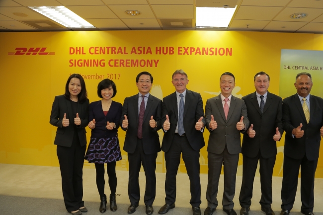 DHLエクスプレスCEOのケン アレン（中央）、香港国際航空局CEOのフレッド ラム氏（左より3番目）がDHLセントラルアジアハブ拡張の契約を調印
