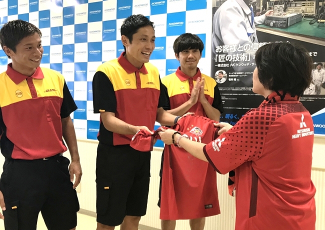 浦和レッズの柏木選手、森脇選手、長澤選手がプレゼントを株式会社JVCケンウッド（神奈川県横浜市）の皆さんの元へ配達