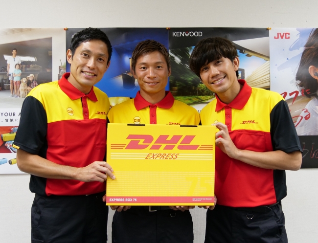 浦和レッズの柏木選手（右）、長澤選手（中央）、森脇選手（左）がDHLで配達