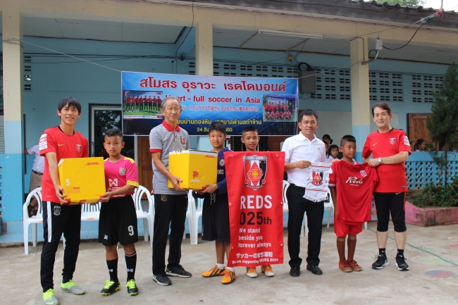 Dhl 浦和レッズハートフルクラブによるネパールの子供たちとの国際交流を 支援物資の輸送を通じてサポート Dhlジャパン株式会社のプレスリリース