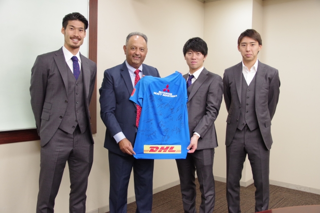 Dhlジャパン 年シーズンもjリーグ 浦和レッズとトップパートナーシップ契約を継続 Dhlジャパン株式会社のプレスリリース