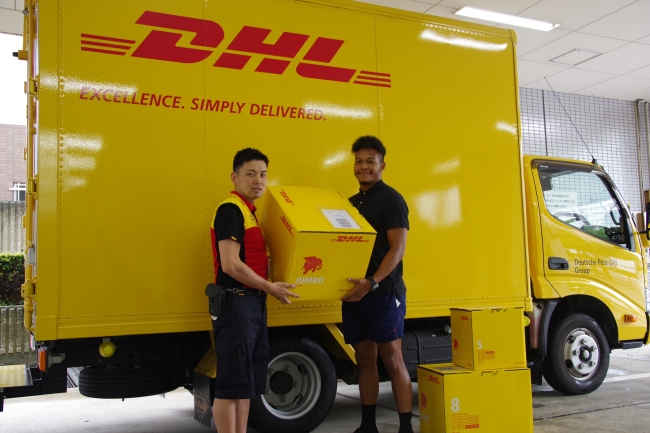 DHL品川サービスセンターで、自身の貨物を預ける松島幸太郎選手