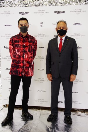 ショーを終えたデザイナーの橋本祐樹氏（写真左）と、トニーカーン代表取締役社長（写真右）