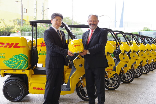 aidea社長 池田元英氏（左）と、DHLジャパン社長トニー カーン（右）。DHLは配備車両のグリーン化を促進します。。