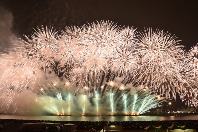 空から水中花火を見た事ありますか？第３０回記念なにわ淀川花火大会を