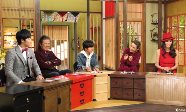 （左から）東貴博、西岡徳馬、鈴木福、鈴木紗理奈、萬田久子