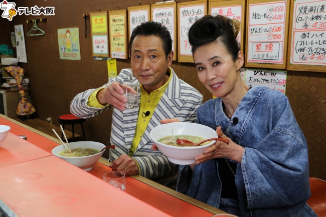 左から）三田村邦彦、萬田久子　大阪・京橋「二升五合」にて