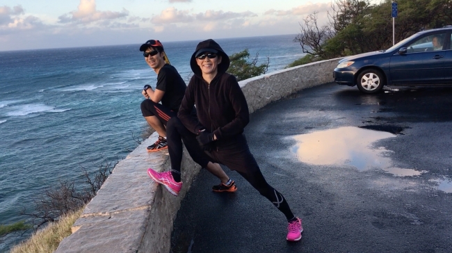 ハワイでマラソンの練習をする萬田と東
