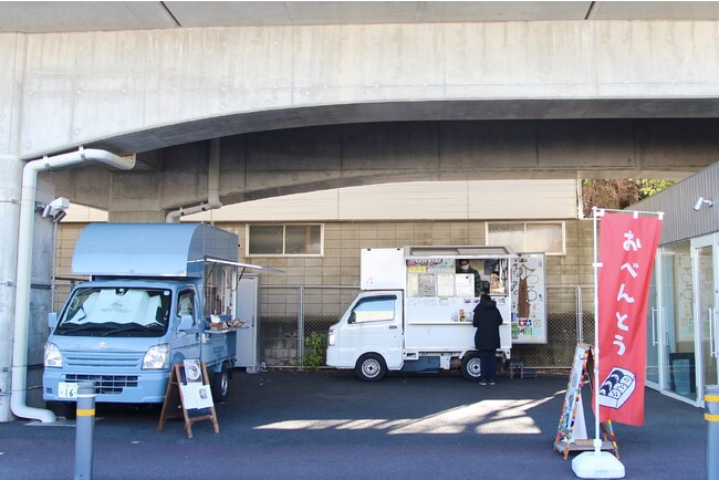 JR中央線 東小金井駅付近の高架下にあるMA-TOのキッチンカー用区画。弁当や惣菜、焼き菓子・ドリンクなどのキッチンカーが日替わりで出店中