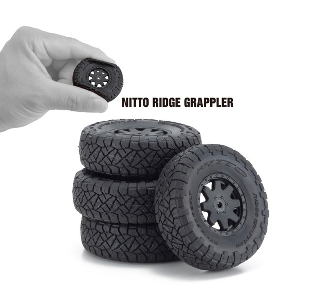 SUVタイヤで定評の『NITTO RIDGE GRAPPLER』を再現し、台形ホイールデザインとガンメタリックアルミカラーを表現。ボディやシャシーが実車ライクなミニッツ4×4のスケール感の高さをきわだたせた。 