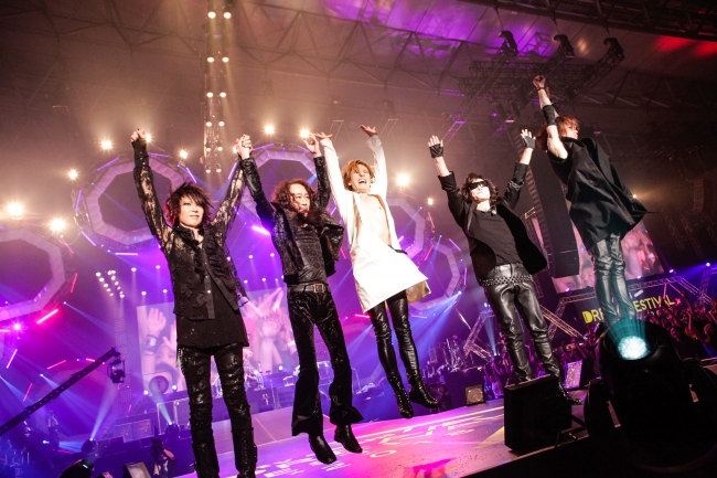 X Japan 世界を舞台に活躍している貫禄を見せつける 幕張に響いた 紅 のサビの大合唱 10万人規模の日本公演への序章 ついに 紅に染まった 夜 へのカウントダウンが始まった Yoshiki Pr事務局のプレスリリース