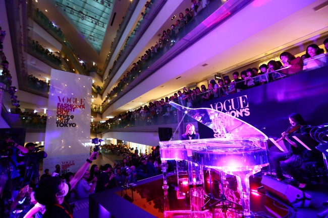 Yoshikiスペシャルゲスト出演で 表参道ヒルズが一時騒然 Vogue Fashion S Night Out 17 オープニング セレモニーでサプライズ演奏 Yoshiki Pr事務局のプレスリリース