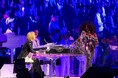 YOSHIKI、ダイアナ・ロス公演でサプライズ共演　名曲「If We Hold On Together」に大歓声
