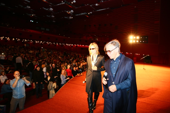 モスクワで上映された「WE ARE X」の舞台挨拶にて、YOSHIKI友人のムミー・トローリ（Mumiy Troll）のシンガー　イリヤ・ラグチェンコと