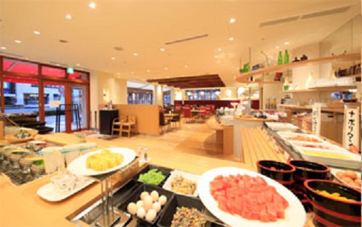 「リッチモンドホテル浜松」の開放的なカフェで味わえる朝食