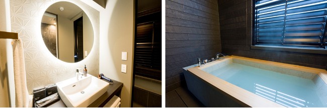 （左）和柄の壁紙をあしらった洗面所（右）人工温泉の半露天風呂