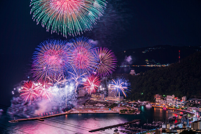 静岡県「熱海温泉」の「熱海海上花火大会」