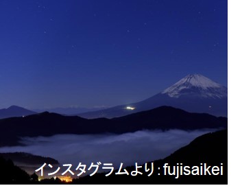 大観山の頂上から撮影。富士山の手前に芦ノ湖と雲海が見え、幻想的な姿を見せています。