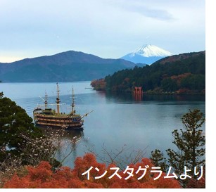 芦ノ湖のほとりの小高い丘の上に建つ成川美術館。館内の大きな窓からは芦ノ湖の鳥居、富士山が一枚の絵のように眺められます。