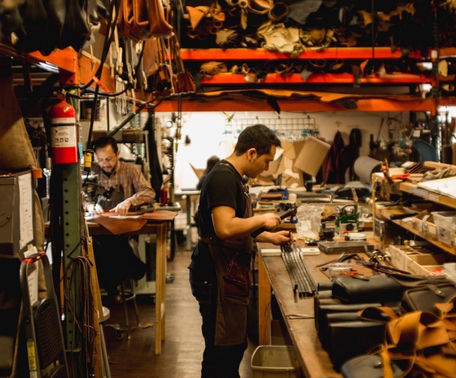 米国オレゴン州ポートランドにあるOrox Leatherの作業場で、一点一点丁寧に作られています。
