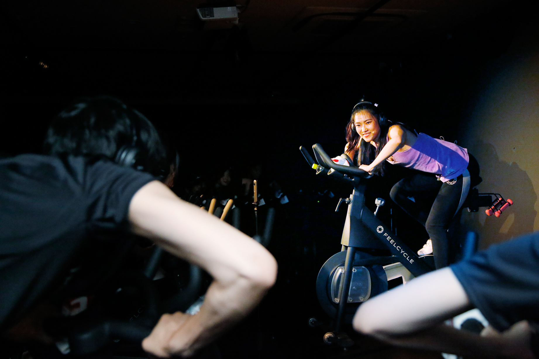 暗闇フィットネスの先駆者「FEELCYCLE」アシックス創業者 生誕100周年イベント『FEELCYCLE SESSION Presented by ASICS』
