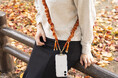 スマホに挟んでショルダーストラップを装着できる「SHOULTY MULTI STRAP<ドロストタイプ>」新色発売