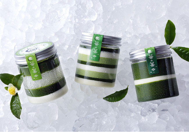 【左】：夏茶の菓「涼」税込￥1,080／【中】：夏茶の菓「茶」税込 ￥1,080／【右】：夏茶の菓「贅」税込 ￥2,160