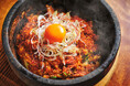 【京都祇園 侘家古暦堂 花見小路本店】旨辛好き必見!夏限定「石焼き麻辣親子丼」が新登場~食欲を刺激する石焼きの香ばしさと、じわっと広がる麻辣の刺激~