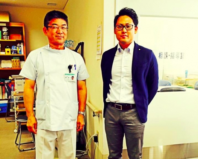 写真左：産業理学療法研究会 会長の高野賢一郎氏、右：バックテック代表 福谷