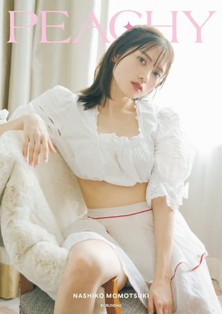 白いコットンのミニブラウスにエプロンで