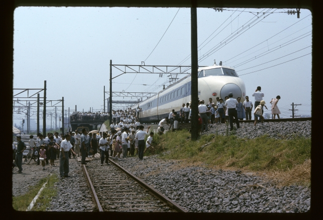 鴨宮（神奈川県）1963年8月14日　お盆の時期に公開された新幹線。見物客が奥の方までぎっしり。