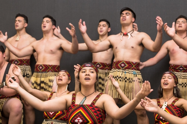 ニュージーランドの中高生グループ「テ・マウレア・フィリトイ」による先住民マオリのパフォーマンス