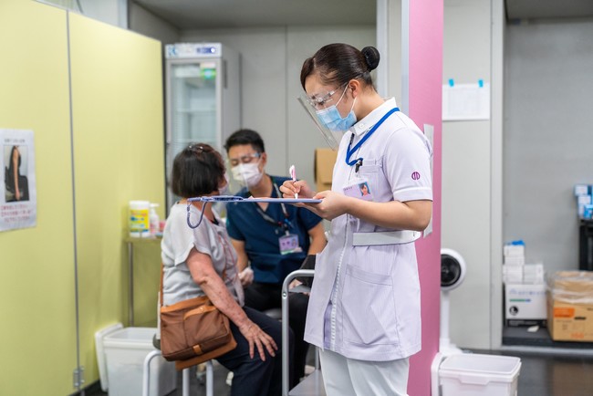 ２名体制で行う接種時の補助を担当する学生
